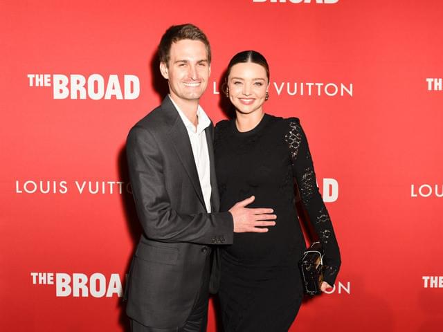 ミランダ・カーと夫のエバン・スピーゲル(2017年の妊娠時の写真)