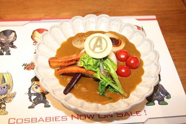 「アベンジャーズ」アイコンがあしらわれたカレー