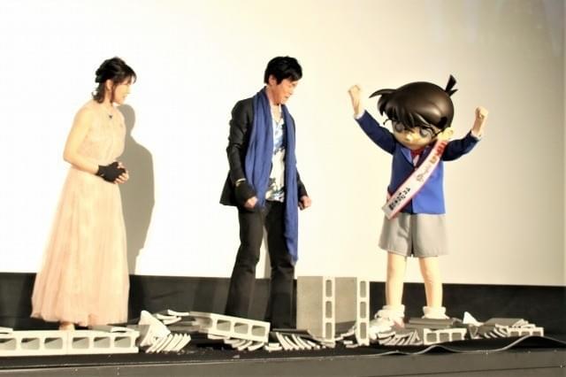 興収92憶を目指しコナンくんも瓦割りに挑戦！