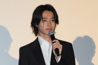 山崎賢人、吉沢亮と熱い抱擁！ 「役を生きていきたい」と続編への願いをこめる