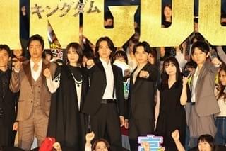 山崎賢人、吉沢亮と熱い抱擁！ 「役を生きていきたい」と続編への願いをこめる