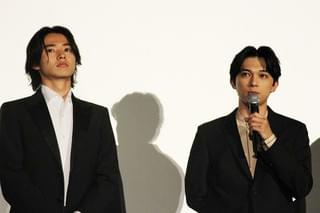 山崎賢人、吉沢亮と熱い抱擁！ 「役を生きていきたい」と続編への願いをこめる