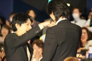 山崎賢人、吉沢亮と熱い抱擁！ 「役を生きていきたい」と続編への願いをこめる