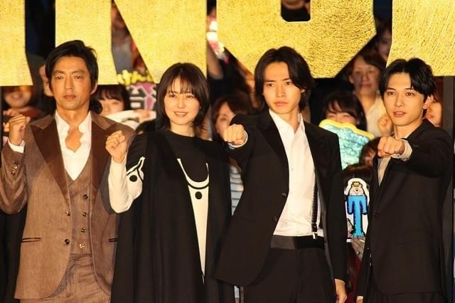 山崎賢人、吉沢亮と熱い抱擁！ 「役を生きていきたい」と続編への願いをこめる