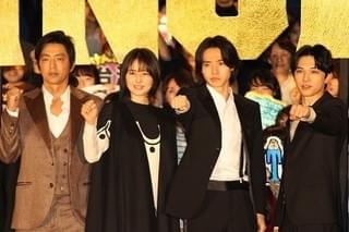 山崎賢人、吉沢亮と熱い抱擁！ 「役を生きていきたい」と続編への願いをこめる