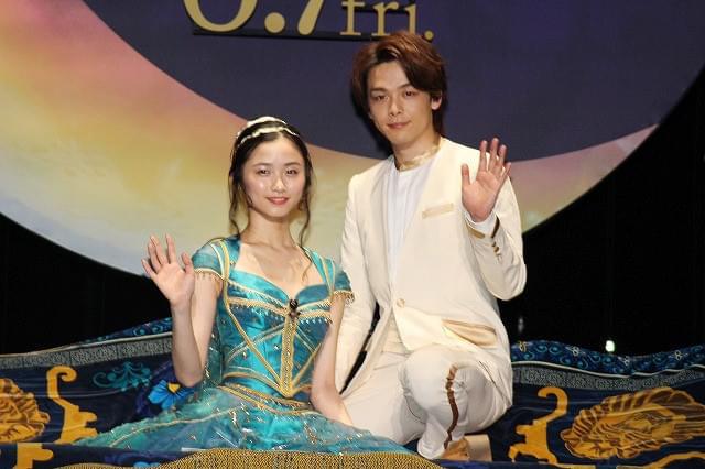 名曲「ホール・ニュー・ワールド」を披露