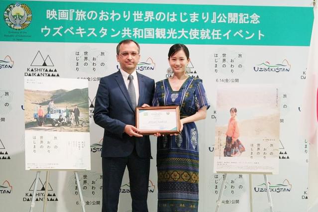 第1子出産後、初の公の場に登場した前田敦子（右）