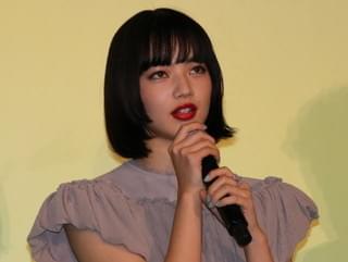 小松菜奈＆門脇麦、渋谷のカラオケボックスでギターの共同練習