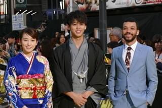 新宿歌舞伎町に“稲妻”イエローカーペット登場！「名探偵ピカチュウ」ワールドプレミア