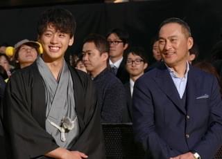 新宿歌舞伎町に“稲妻”イエローカーペット登場！「名探偵ピカチュウ」ワールドプレミア