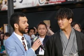 新宿歌舞伎町に“稲妻”イエローカーペット登場！「名探偵ピカチュウ」ワールドプレミア