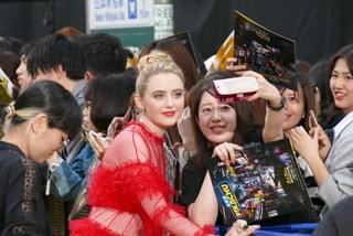 新宿歌舞伎町に“稲妻”イエローカーペット登場！「名探偵ピカチュウ」ワールドプレミア