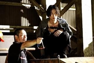 岡田准一の超絶アクションに現場騒然！ 実写「ザ・ファブル」緊迫の撮影レポート