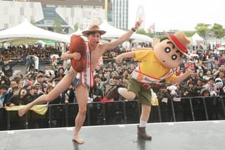 小島よしお、肌寒い雨模様の中「海パン日和ですね」