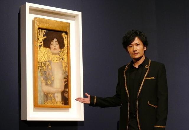 クリムトの名画と対面した稲垣吾郎