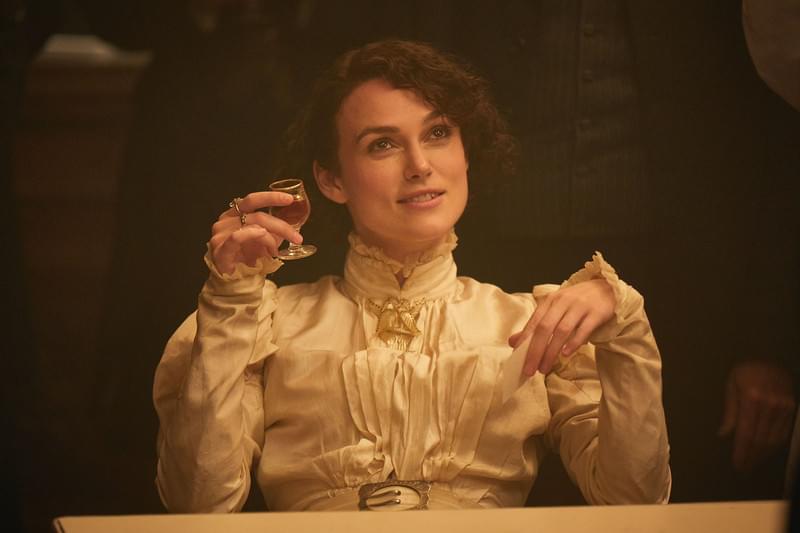 傲慢な夫を横目に男装貴族とロマンス！K・ナイトレイが心のままに生きる女流作家に「コレット」特別映像