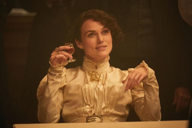 キーラ・ナイトレイがカリスマ女流作家を演じる