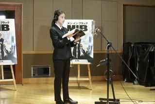 今田美桜、特注スーツ身にまとい堂々のアフレコ披露