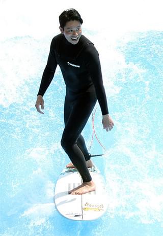 吉沢悠、サーフィン歴23年の腕前を披露「鍛えた背筋を見てほしい」