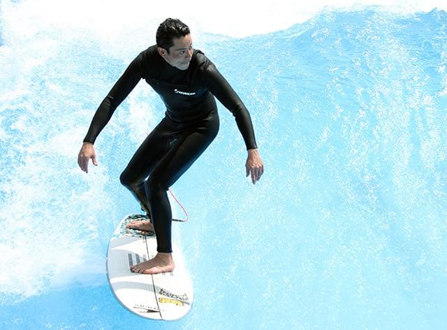 吉沢悠、サーフィン歴23年の腕前を披露「鍛えた背筋を見てほしい」