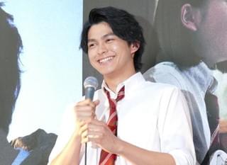 佐野勇斗ら「小さな恋のうたバンド」が歌舞伎町でバンド演奏、ファン1500人を魅了