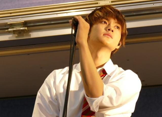 佐野勇斗ら「小さな恋のうたバンド」が歌舞伎町でバンド演奏、ファン1500人を魅了