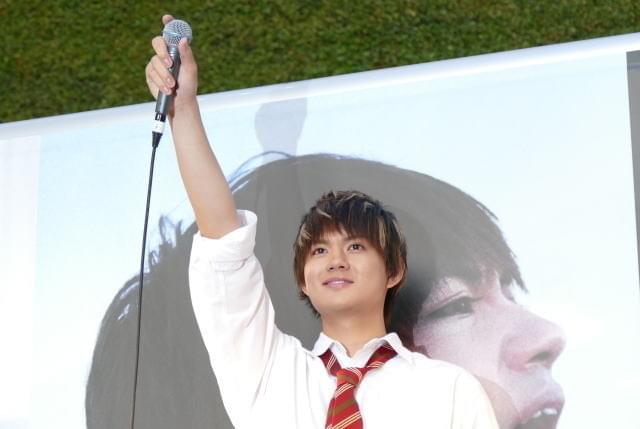 佐野勇斗ら「小さな恋のうたバンド」が歌舞伎町でバンド演奏、ファン1500人を魅了