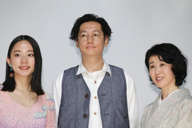 舞台挨拶を盛り上げた井浦新（中央）