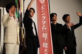 「キングダム」で10キロ減量の山崎賢人と17キロ増量の大沢たかお、互いをねぎらう