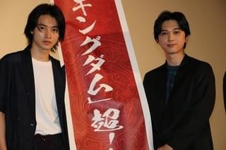 「キングダム」で10キロ減量の山崎賢人と17キロ増量の大沢たかお、互いをねぎらう