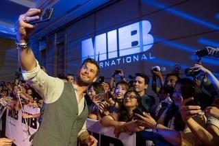 クリス・ヘムズワース、結婚式の思い出の地で「MIB」イベント登場！「この土地が大好き」