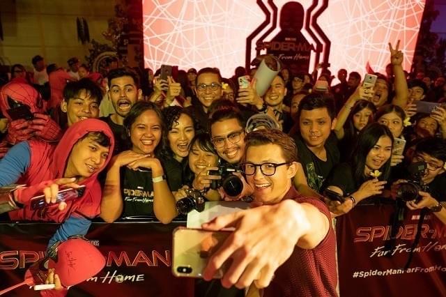 ファンと交流をするトム・ホランド