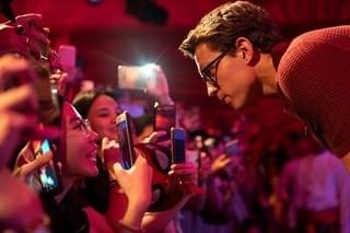 トム・ホランド、珍しいメガネ姿披露！「スパイダーマン」新作、バリ島でファンイベント開催