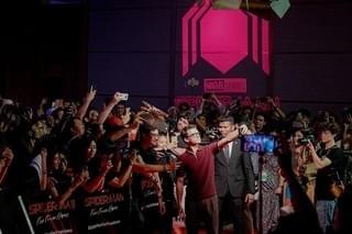 トム・ホランド、珍しいメガネ姿披露！「スパイダーマン」新作、バリ島でファンイベント開催