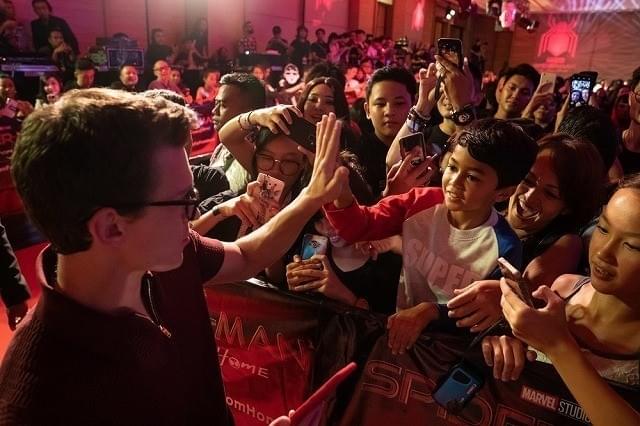 トム・ホランド、珍しいメガネ姿披露！「スパイダーマン」新作、バリ島でファンイベント開催