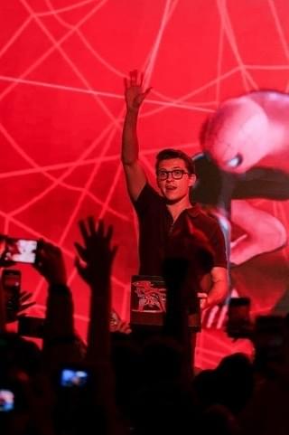 トム・ホランド、珍しいメガネ姿披露！「スパイダーマン」新作、バリ島でファンイベント開催