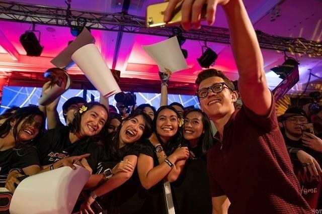 トム・ホランド、珍しいメガネ姿披露！「スパイダーマン」新作、バリ島でファンイベント開催