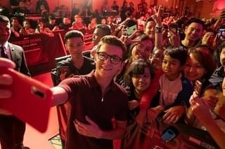 トム・ホランド、珍しいメガネ姿披露！「スパイダーマン」新作、バリ島でファンイベント開催