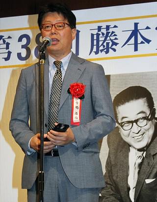 「万引き家族」是枝裕和監督に藤本賞「映画は不思議な生まれ方、育ち方をする」