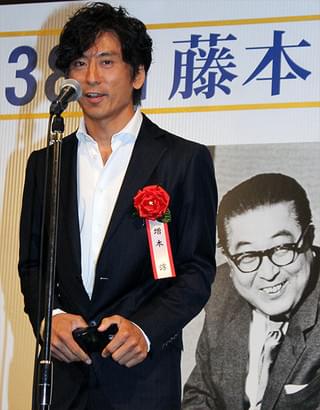 「万引き家族」是枝裕和監督に藤本賞「映画は不思議な生まれ方、育ち方をする」