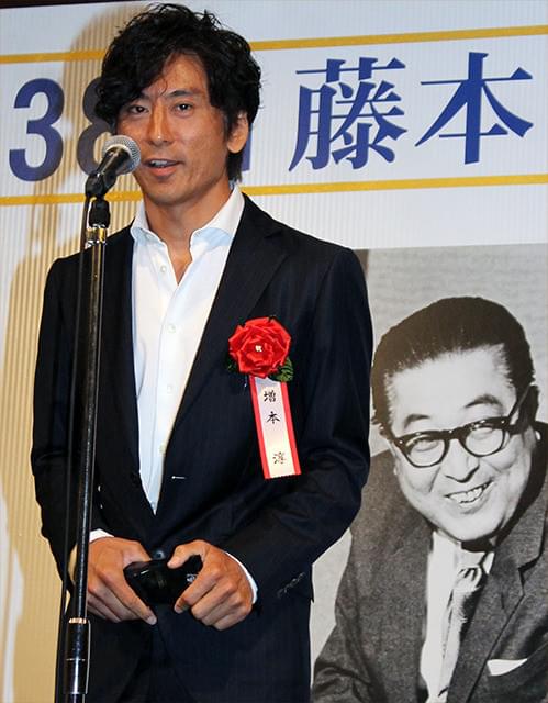 「万引き家族」是枝裕和監督に藤本賞「映画は不思議な生まれ方、育ち方をする」