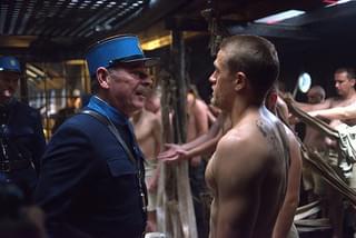 「パピヨン」チャーリー・ハナムの筋肉美映像入手