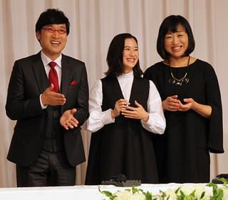 南キャン山ちゃん＆蒼井優結婚会見、相方しずちゃん強烈パンチで祝福