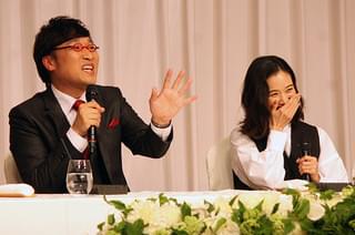 南キャン山ちゃん＆蒼井優結婚会見、相方しずちゃん強烈パンチで祝福
