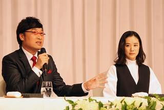 南キャン山ちゃん＆蒼井優結婚会見、相方しずちゃん強烈パンチで祝福