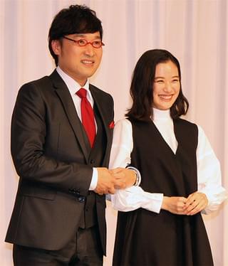 南キャン山ちゃん＆蒼井優結婚会見、相方しずちゃん強烈パンチで祝福