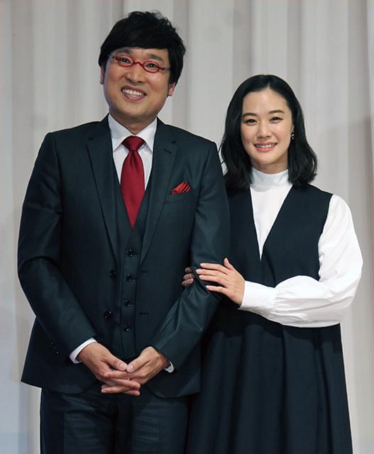 南キャン山ちゃん＆蒼井優結婚会見、相方しずちゃん強烈パンチで祝福