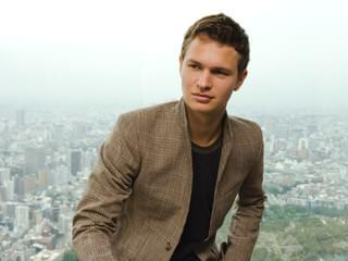 アンセル・エルゴート、読売新聞社記者役！東京舞台のテレビシリーズに主演