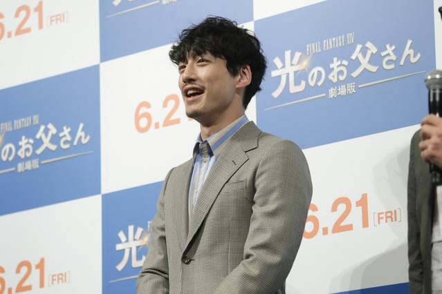 坂口健太郎、“父”吉田鋼太郎にネクタイ＆黄色いバラをプレゼント！