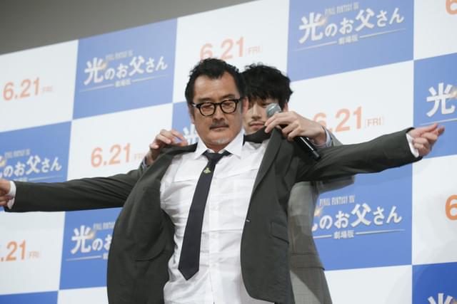 坂口健太郎、“父”吉田鋼太郎にネクタイ＆黄色いバラをプレゼント！